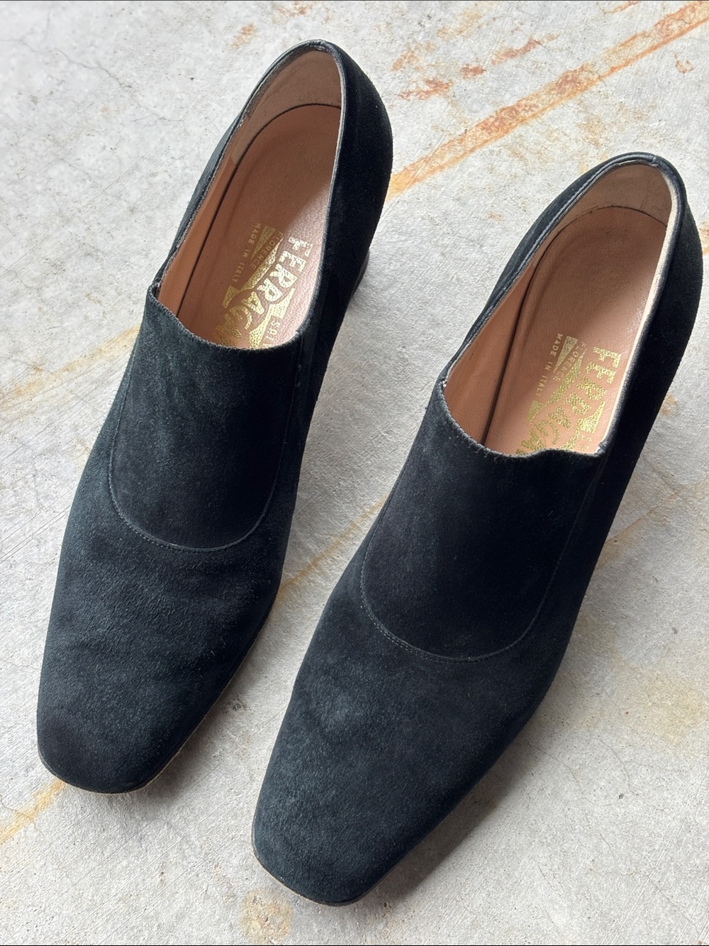 Salvatore Ferragamo Vintage Black Suede Low Block Heel Pumps Old Money size 9AA